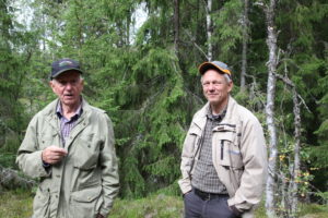 Bosse och Jonas i skogen